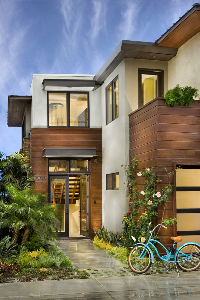 Contemporary two-storey exterior in Los Angeles.
