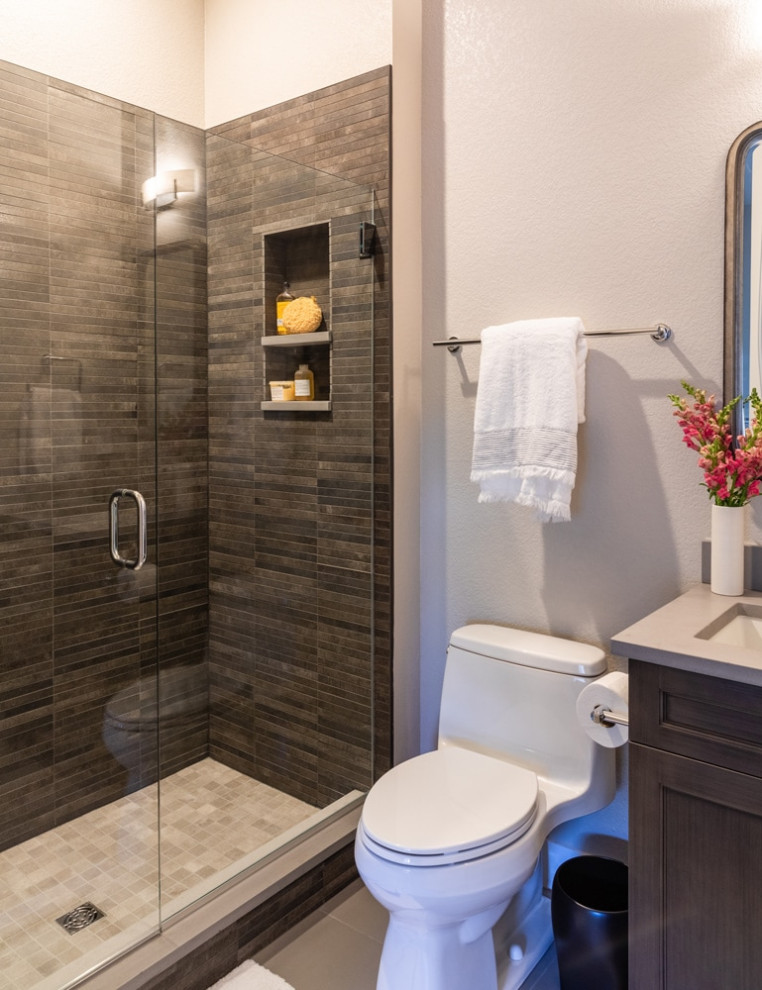 Ejemplo de cuarto de baño principal, único y a medida contemporáneo de tamaño medio con puertas de armario marrones, sanitario de una pieza, paredes multicolor, suelo de madera en tonos medios y lavabo bajoencimera