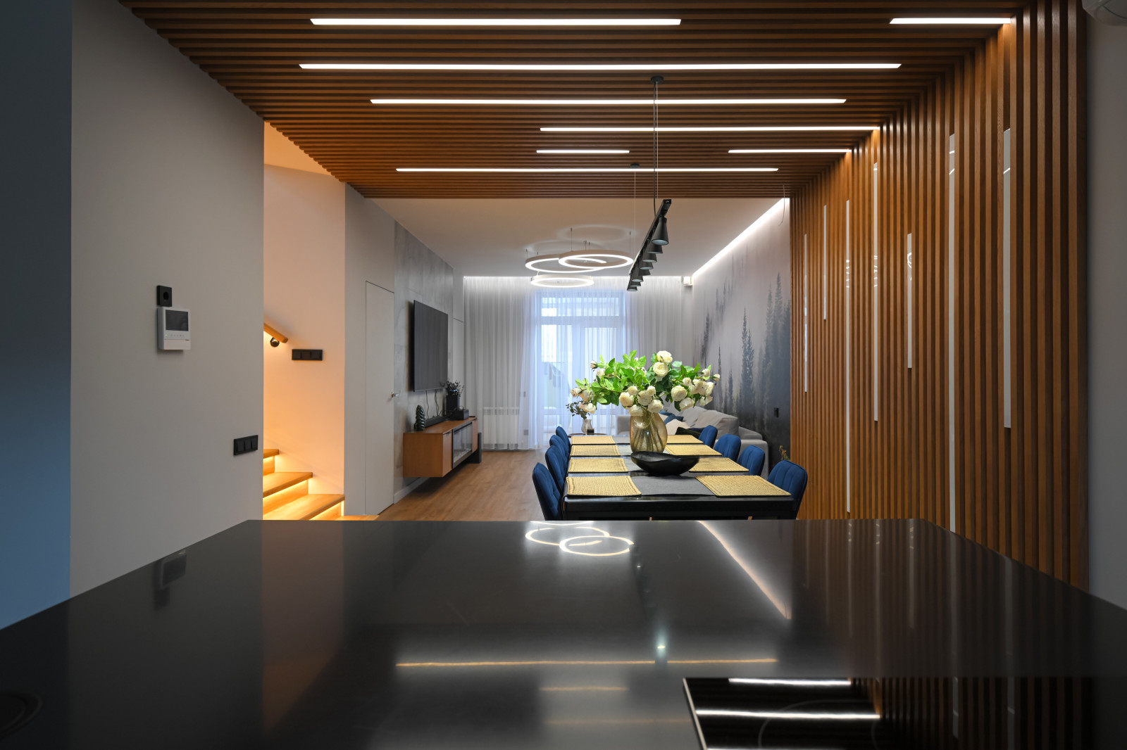 Коттедж в Чукреевке с природными фресками и рейками с подсветкой