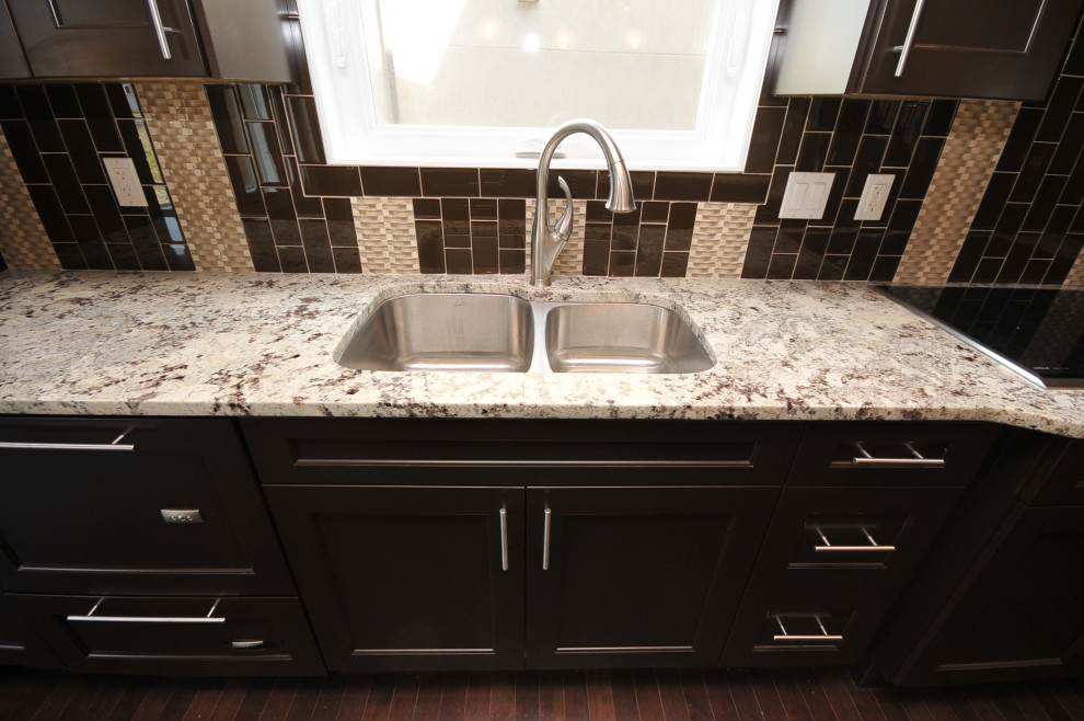 Example of a transitional home design design in Edmonton