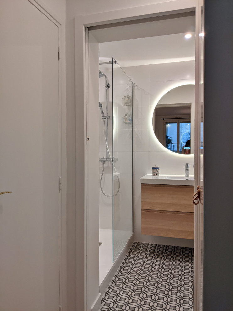 Пример оригинального дизайна: маленькая ванная комната в скандинавском стиле с светлыми деревянными фасадами, открытым душем, белой плиткой, керамической плиткой, белыми стенами, полом из керамической плитки, душевой кабиной, консольной раковиной, столешницей из плитки, разноцветным полом, белой столешницей, тумбой под одну раковину и подвесной тумбой для на участке и в саду