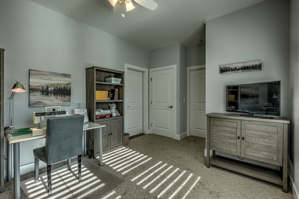 Exempel på ett mellanstort amerikanskt hobbyrum, med beige väggar, heltäckningsmatta, ett fristående skrivbord och beiget golv
