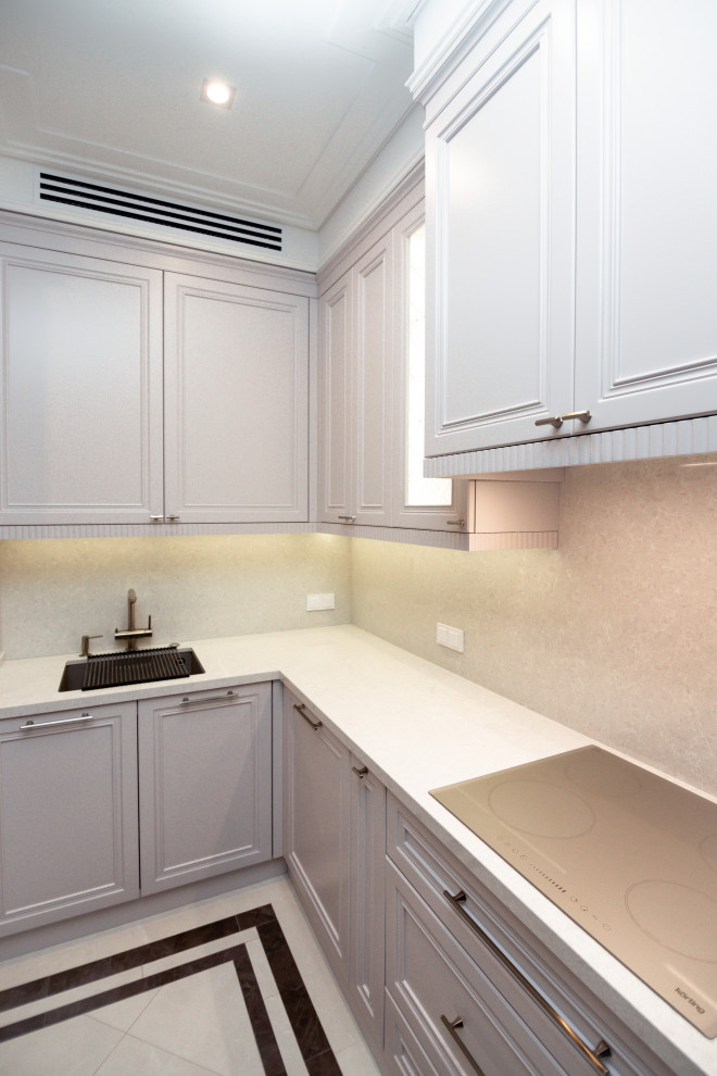 Нежно-серая кухня в неоклассическом стиле