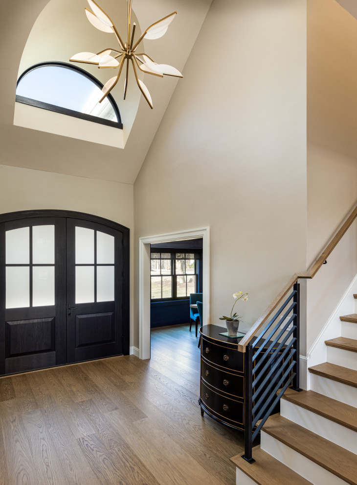 Example of a transitional entryway design in Boston