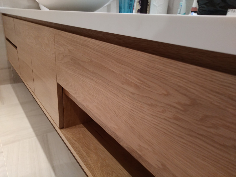 Цвет сантехники идеально оттенён тёплыми тонами дуба