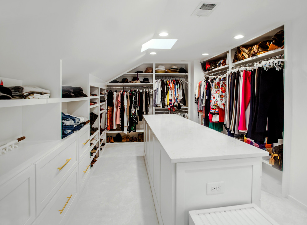 Bild på en stor funkis garderob, med släta luckor, vita skåp, klinkergolv i porslin och vitt golv