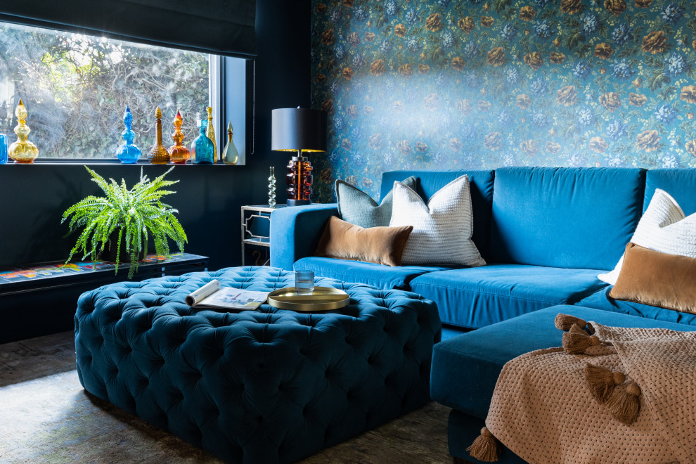 Источник вдохновения для домашнего уюта: гостиная комната в стиле ретро с синим диваном
