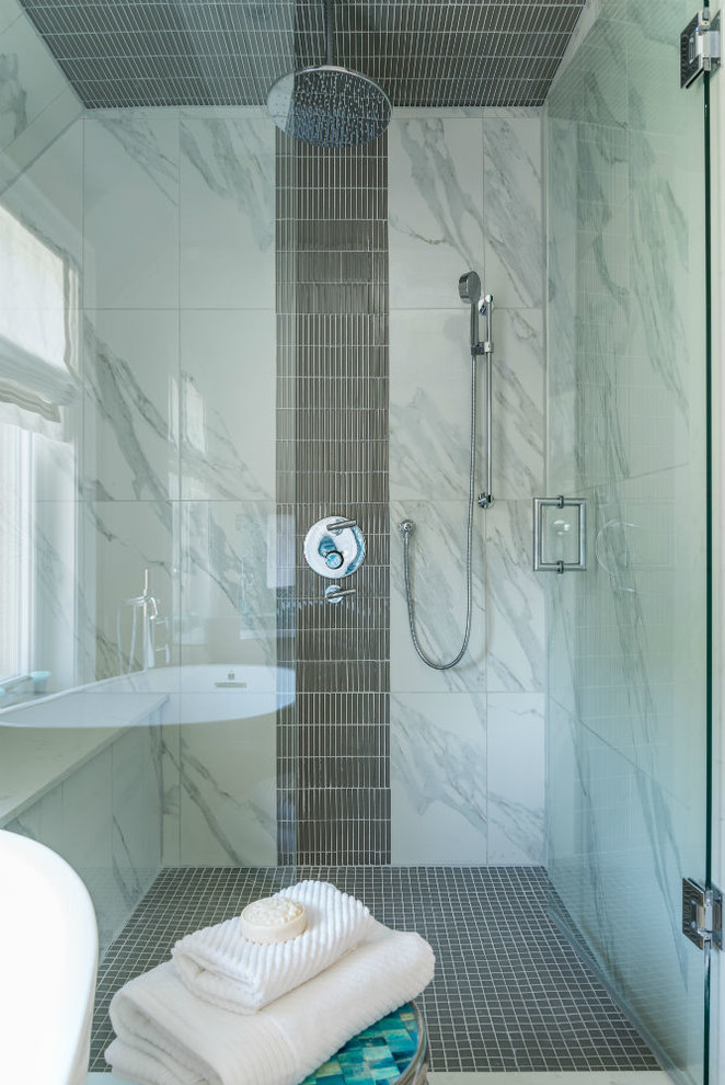 Example of a transitional bathroom design in Toronto