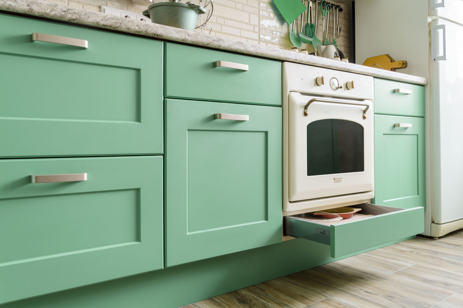 Зелёная кухня в неоклассическом стиле в Заречном