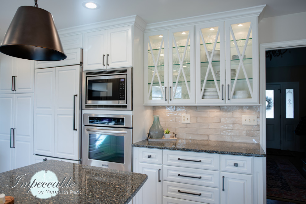 Example of a large transitional u-shaped medium tone wood floor and brown floor eat-in kitchen design in Chicago with an undermount sink, raised-panel cabinets, white cabinets, quartz countertops, beige backsplash, subway tile backsplash, paneled appliances, a peninsula and multicolored countertops