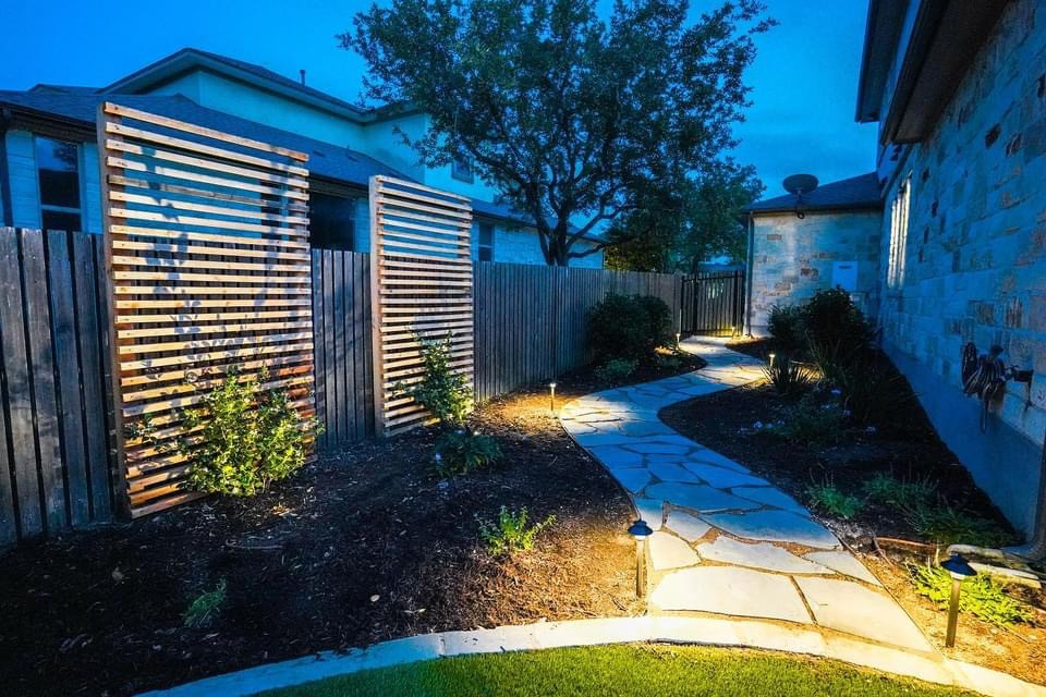 Cette photo montre un jardin arrière tendance de taille moyenne et au printemps avec une exposition ensoleillée et une terrasse en bois.