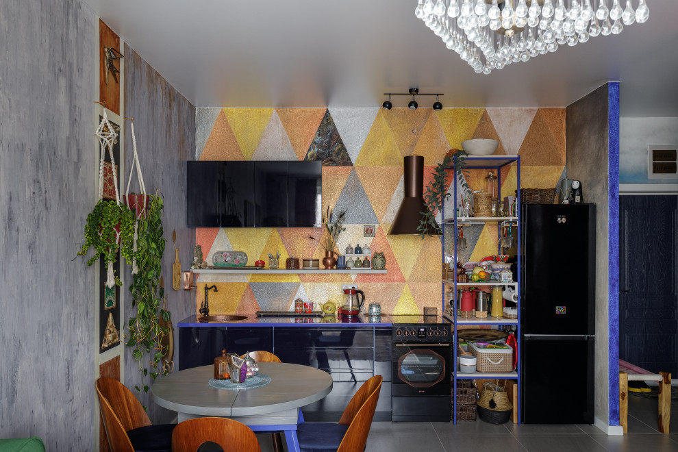 Источник вдохновения для домашнего уюта: кухня в стиле фьюжн с обоями на стенах
