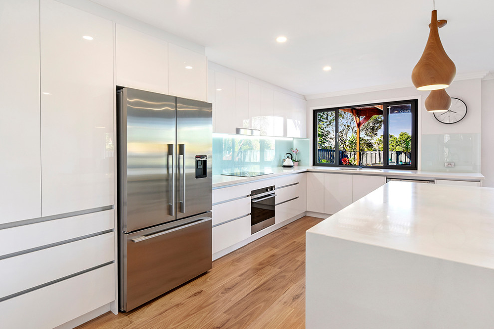 This is an example of a contemporary kitchen in Gold Coast - Tweed.