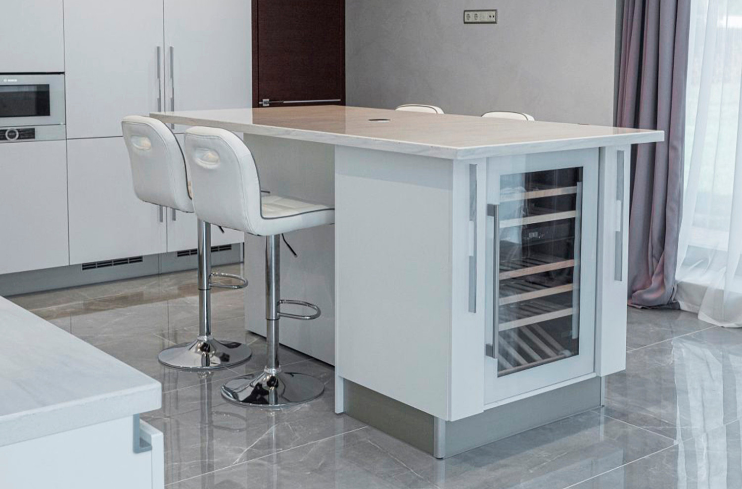 Белая кухня с белой столешницей