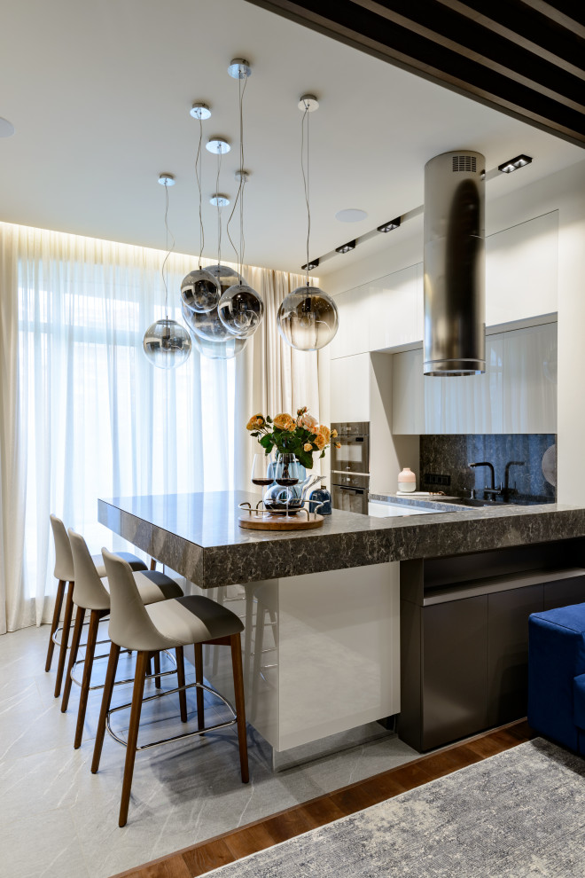 Вид на зону кухни.