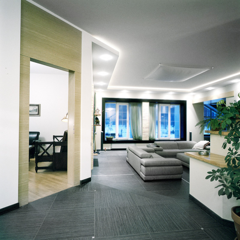 Реконструкция фасада и интерьер загородного дома в Семивраги.