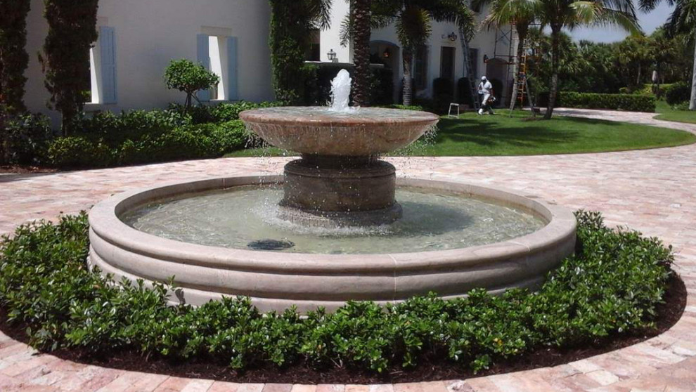 Mittelgroßer Moderner Garten im Innenhof im Sommer mit Auffahrt, Wasserspiel, direkter Sonneneinstrahlung und Natursteinplatten in Orlando
