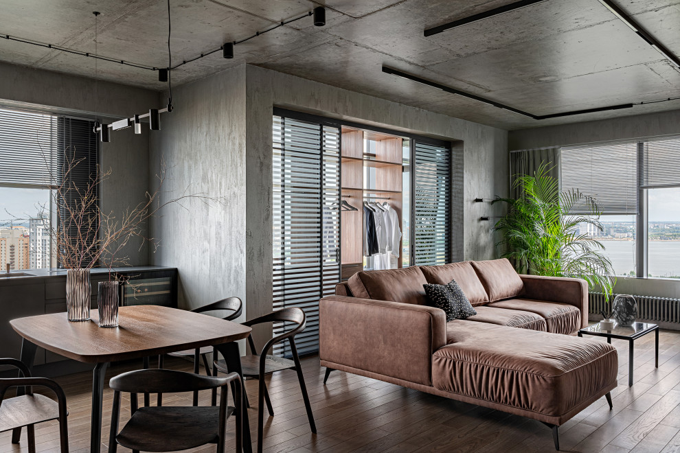 Бетонная квартира с ванной у окна