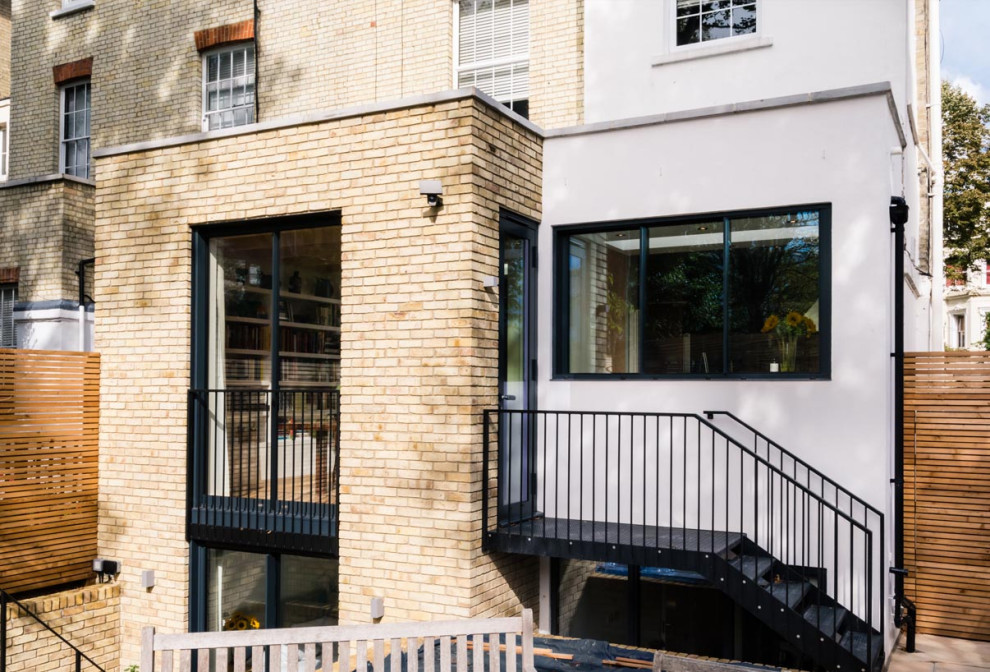 ロンドンにある高級なコンテンポラリースタイルのおしゃれな家の外観 (レンガサイディング、黄色い外壁、アパート・マンション) の写真