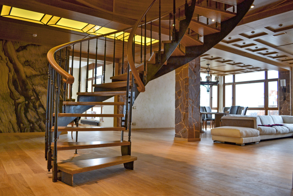 Двухуровневая квартира с кессонными потолками и винтовой лестницей