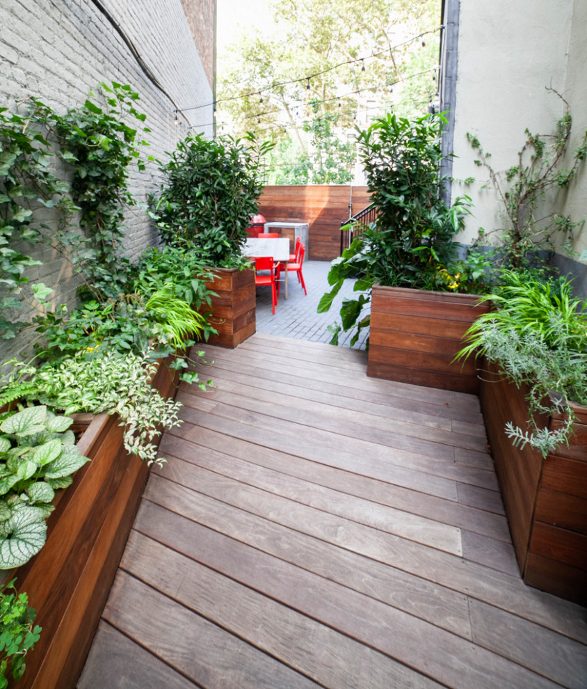 Ejemplo de terraza planta baja moderna de tamaño medio en patio trasero con brasero, pérgola y barandilla de varios materiales