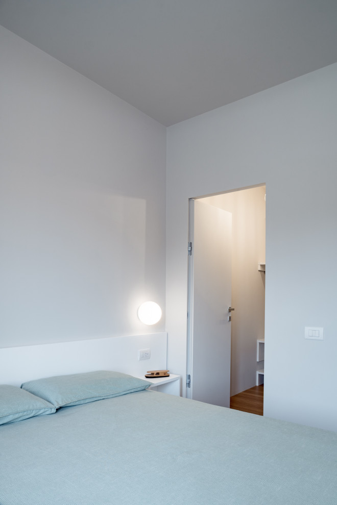 Imagen de dormitorio principal contemporáneo pequeño con paredes grises