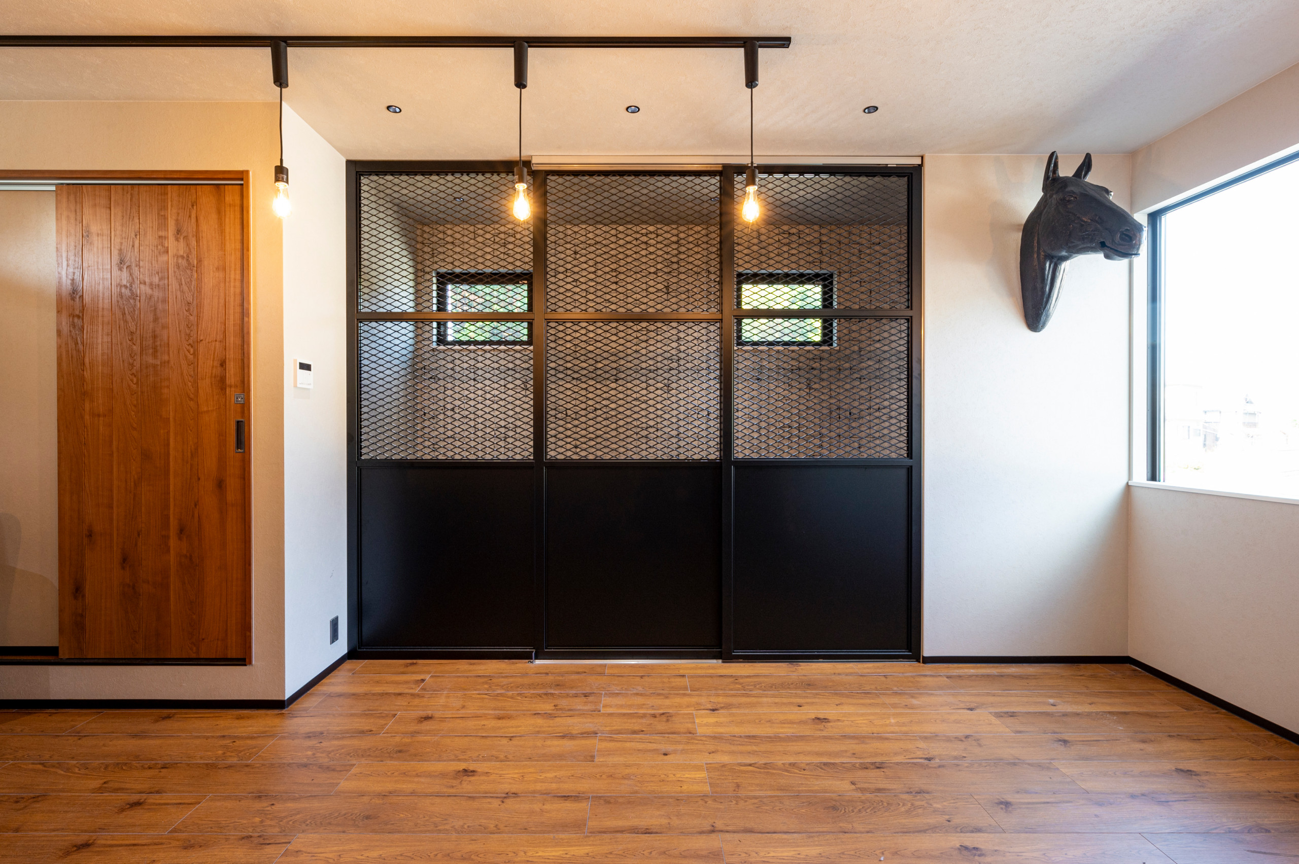 重厚感ある馬具屋