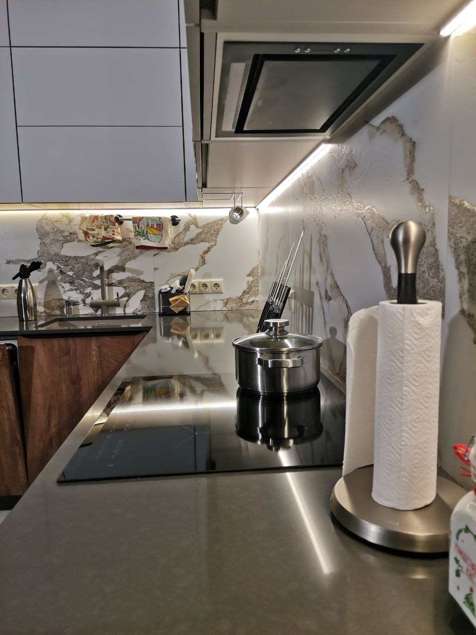 Немецкая кухня Burger  CORA GRAIN CONIAC + ELLA MOONLIGHT GREY