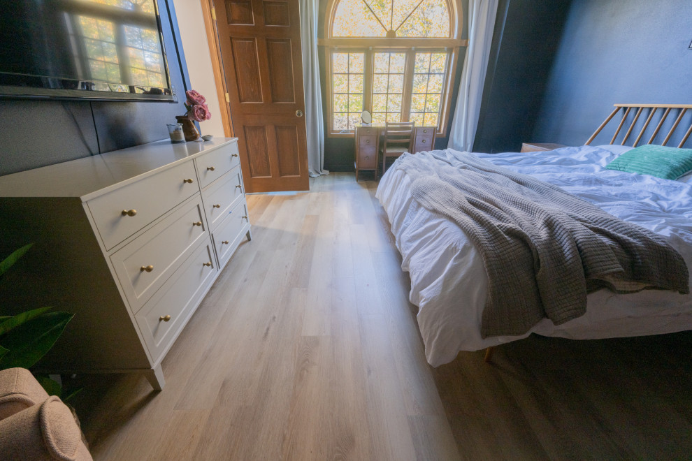 Diseño de dormitorio principal nórdico pequeño sin chimenea con paredes azules, suelo vinílico, suelo beige y bandeja