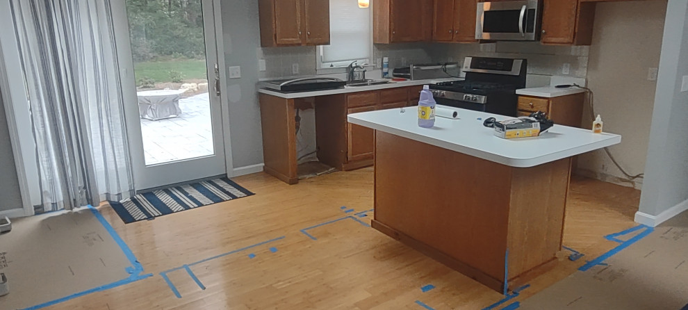 Kitchen & Dining Area Banquett Seated Island Soloution with a splash of color.