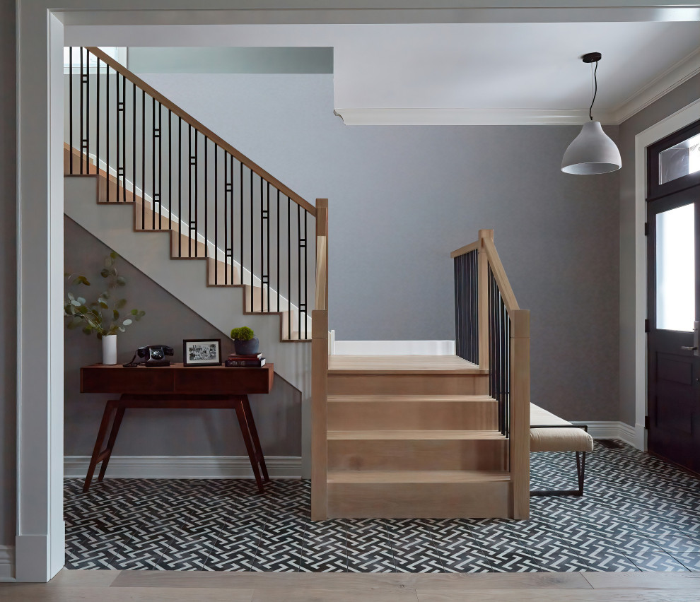 Свежая идея для дизайна: коридор в современном стиле с серыми стенами и полом из керамической плитки - отличное фото интерьера