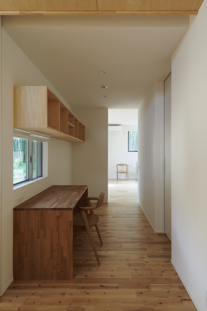 This is an example of a modern home office in Tokyo.