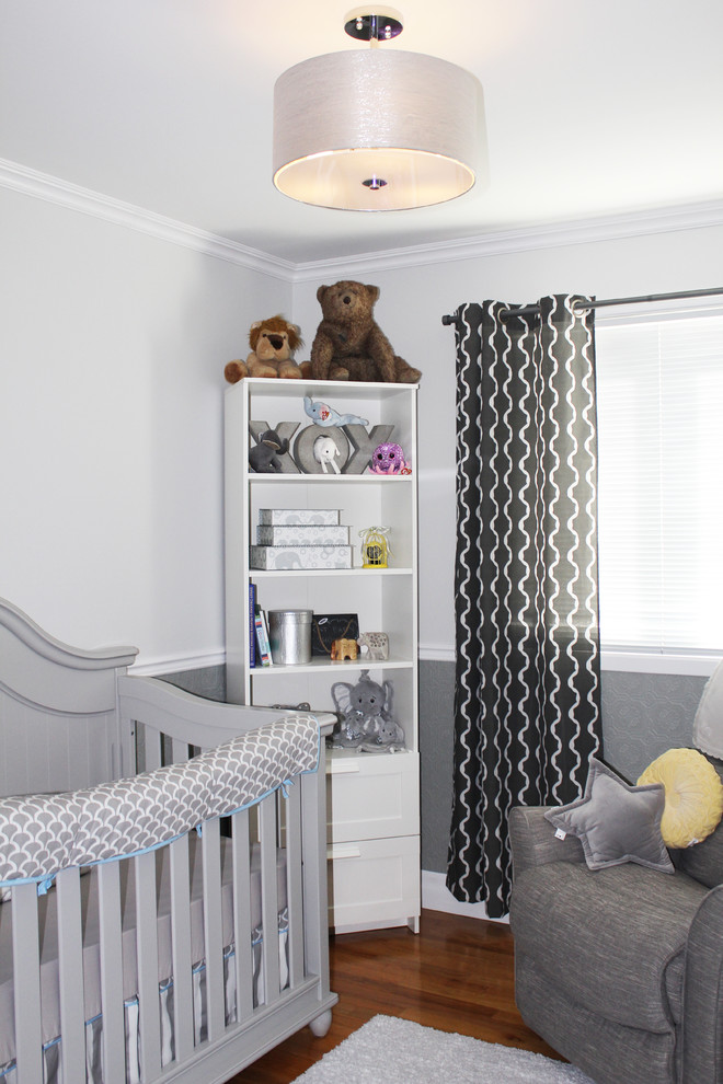 Diseño de habitación de bebé clásica renovada pequeña