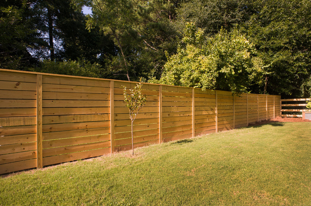 Immagine di un giardino chic dietro casa con recinzione in legno