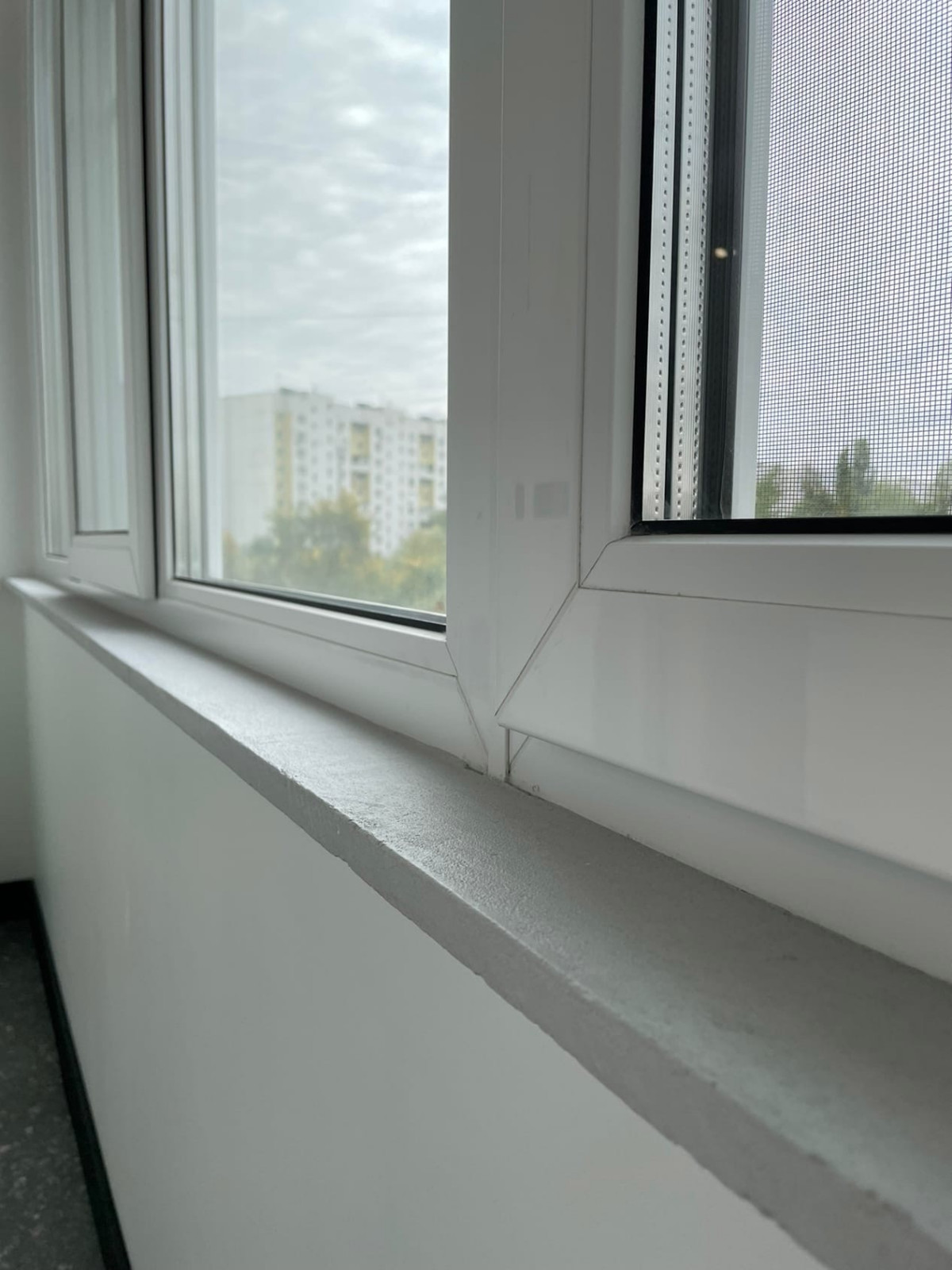 Микроцемент Luxus Paint на подоконнике.