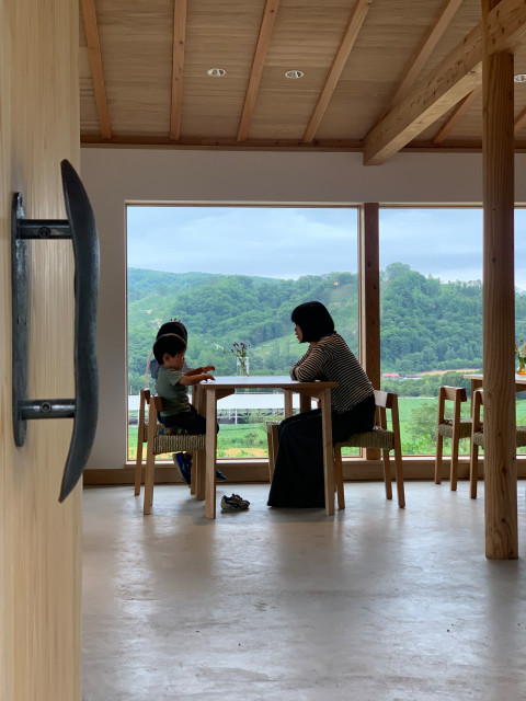 農村の平屋カフェ(内観) skandinavisch-wohnbereich