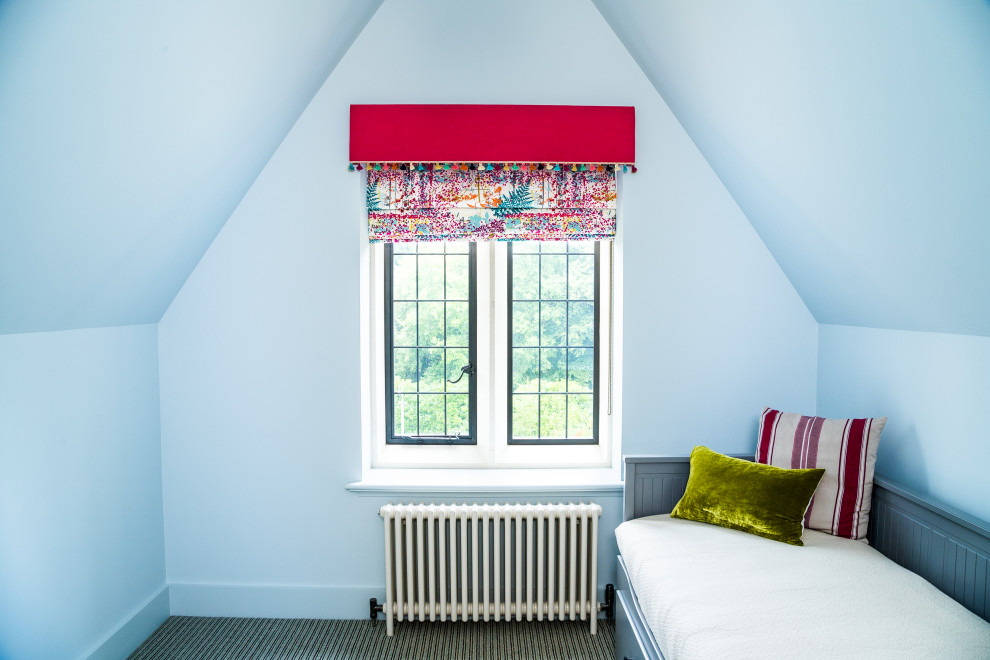 Идея дизайна: гостевая спальня среднего размера, (комната для гостей) на мансарде в современном стиле с синими стенами, ковровым покрытием, бежевым полом и сводчатым потолком