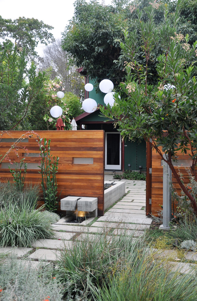 This is an example of a modern garden in Los Angeles.