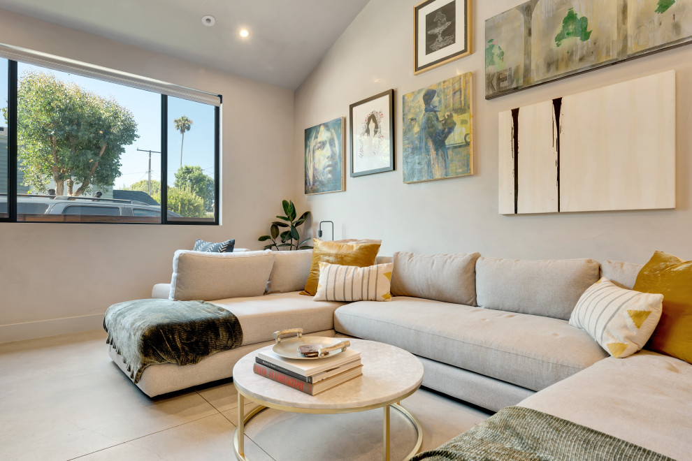 Пример оригинального дизайна: изолированная гостиная комната среднего размера в стиле модернизм с коричневыми стенами, бетонным полом, двусторонним камином, фасадом камина из металла, телевизором на стене, серым полом и обоями на стенах