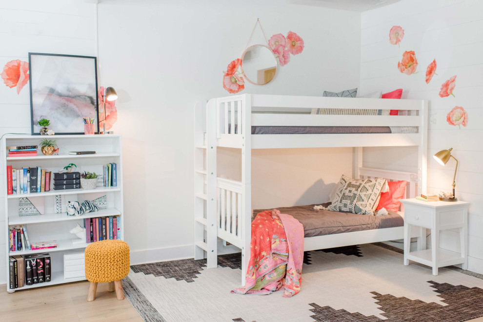 Kleines Modernes Kinderzimmer mit Schlafplatz in Sonstige
