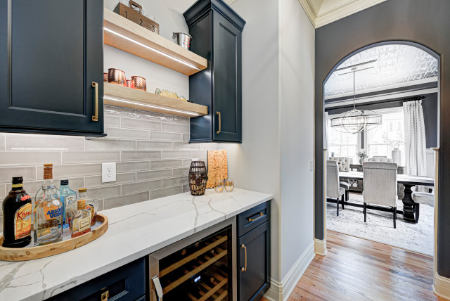 Bright Transitional Refresh clasico-renovado-bar-en-casa