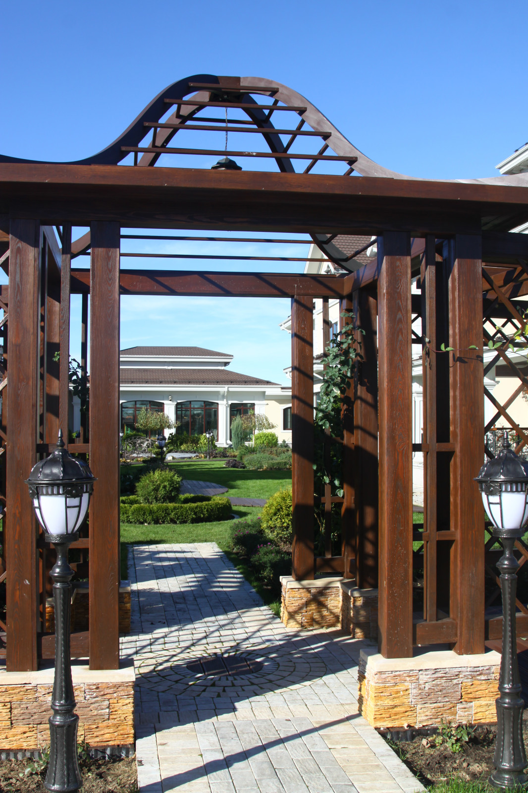 Внутренний дворик в коттеджном поселке "Изумрудный город"