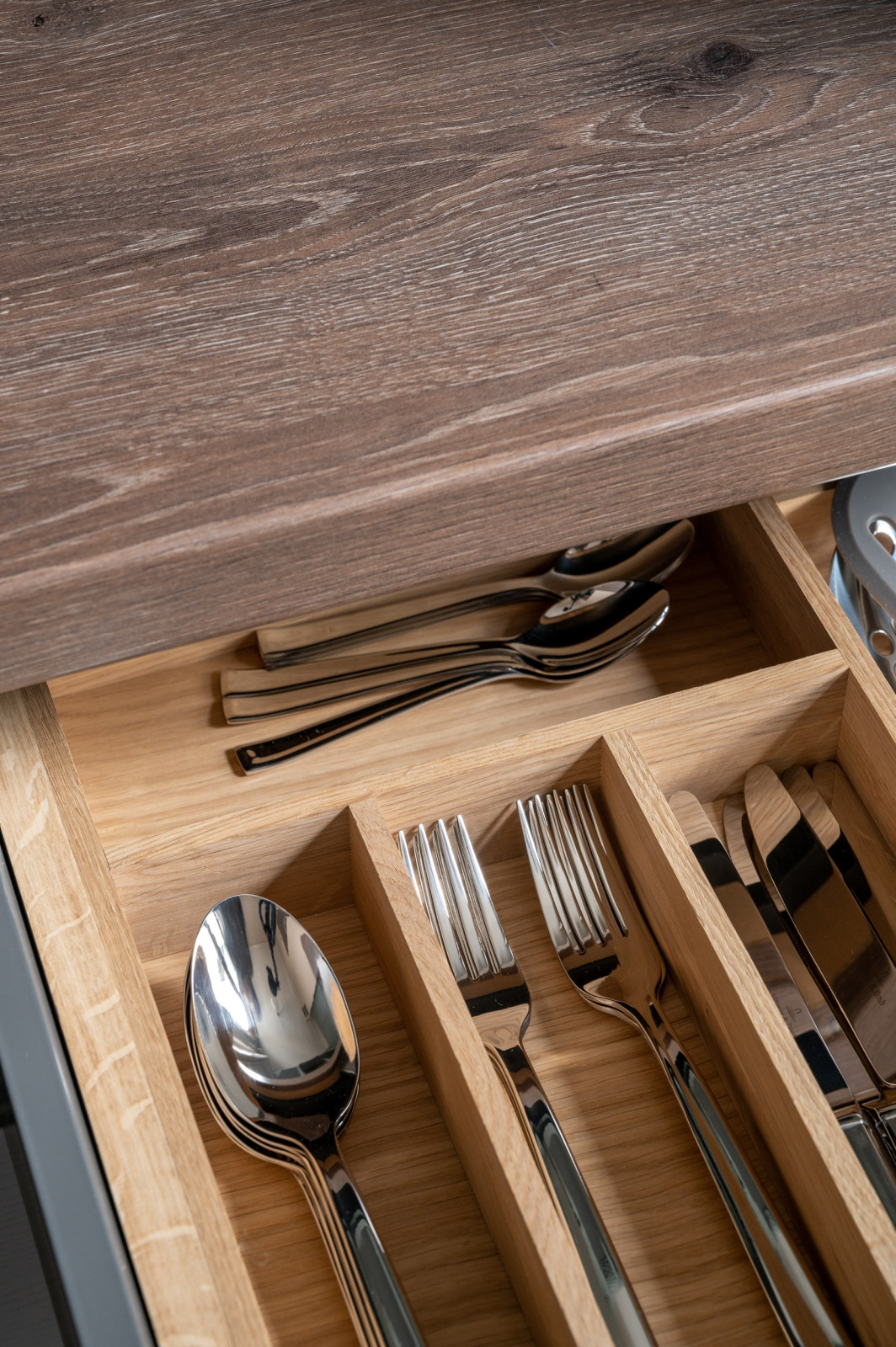 Кухня из массива с интегрированной ручкой