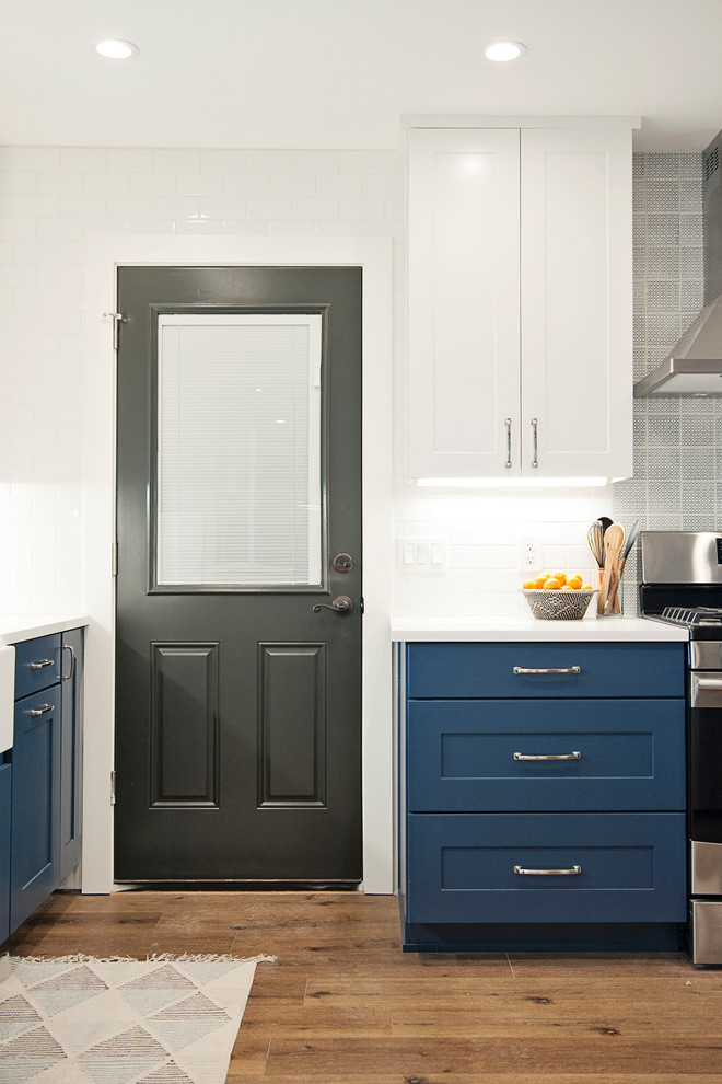 Example of a mid-sized transitional home design design in Austin