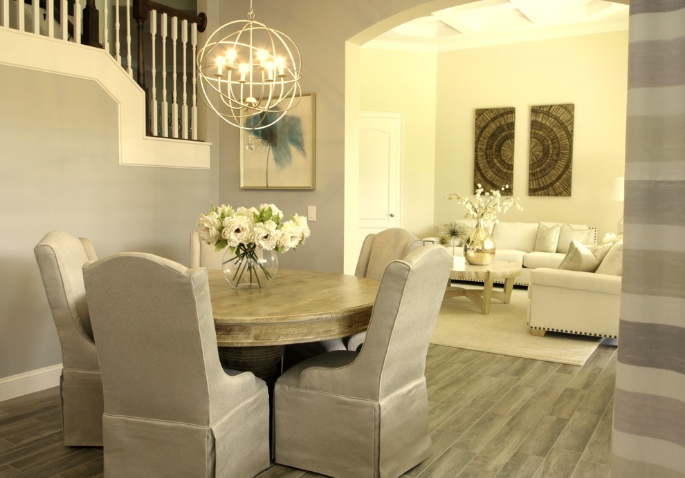 This is an example of a transitional dining room in Orlando.