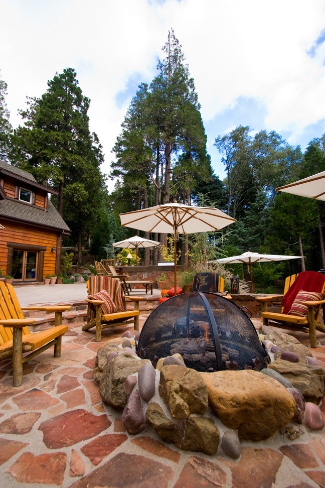 Example of a mountain style deck design in Los Angeles