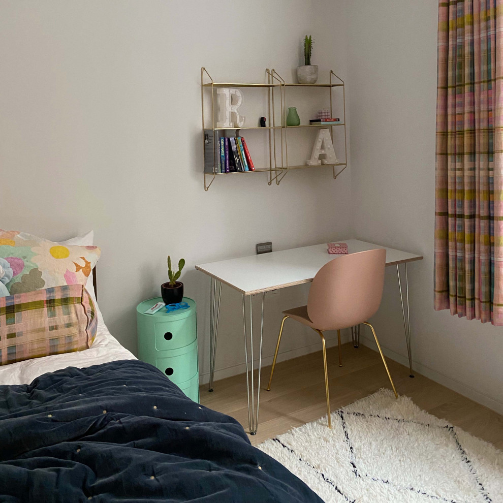 Bild på ett mellanstort funkis flickrum kombinerat med sovrum och för 4-10-åringar, med vita väggar och mellanmörkt trägolv
