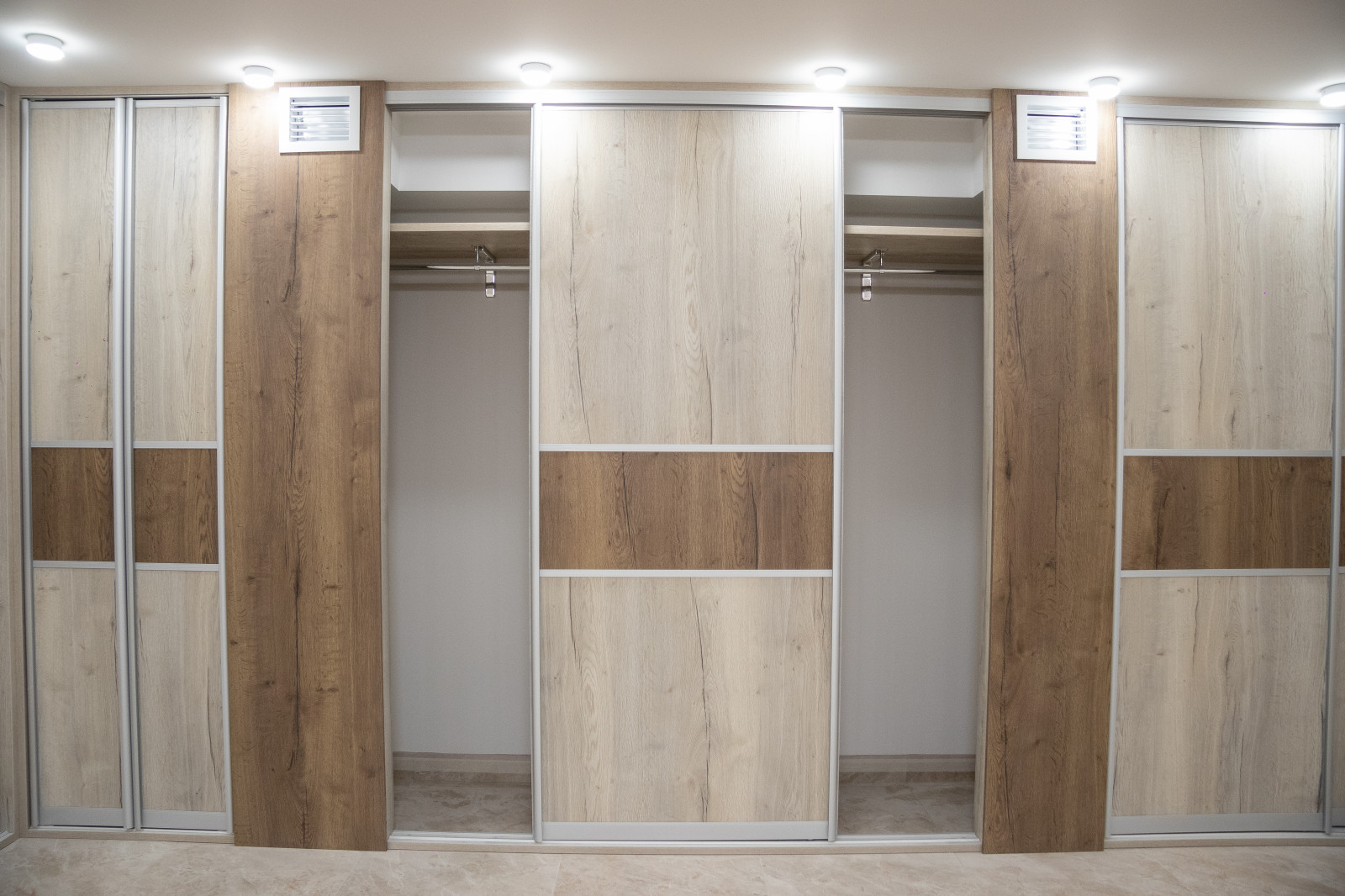 Гардеробная комната на цокольном этаже