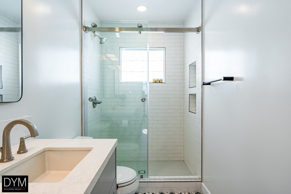 На фото: большая главная ванная комната в классическом стиле с плоскими фасадами, серыми фасадами, душем в нише, унитазом-моноблоком, белой плиткой, плиткой кабанчик, белыми стенами, полом из керамической плитки, накладной раковиной, мраморной столешницей, разноцветным полом, душем с раздвижными дверями, белой столешницей, тумбой под две раковины, встроенной тумбой, потолком с обоями и обоями на стенах с
