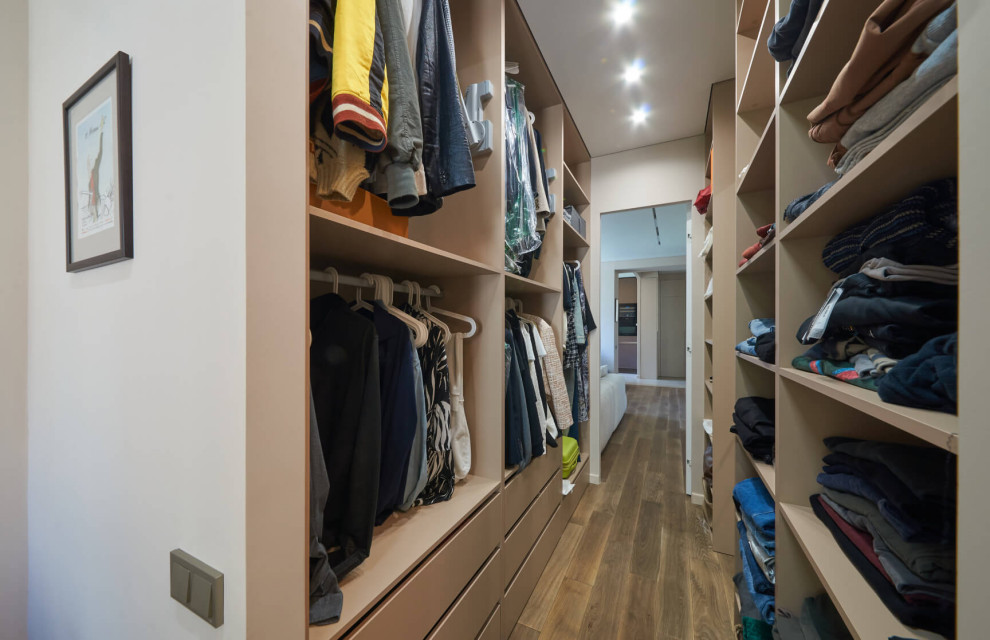 Гардеробная в проходной комнате